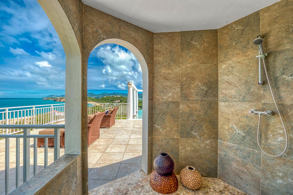 Luxury Pool Villa St Martin - Bathroom Outdoor shower